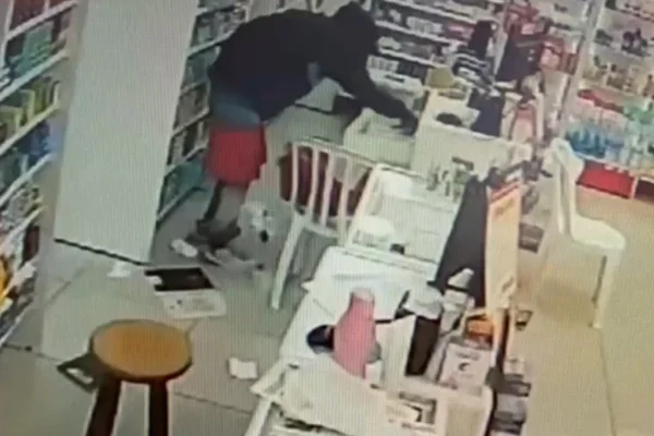 Captura de tela de câmera de segurança que flagrou ação de quadrilha responsável por 12 assaltos a farmácias em menos de um mês, em Santos (SP). - Metrópoles
