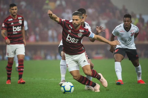 Jogadores do Flamengo viajam sob protesto para duelo com o Corinthians