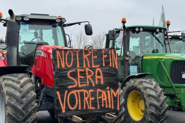 Tratores usados em protesto por agricultores franceses -- Metrópoles