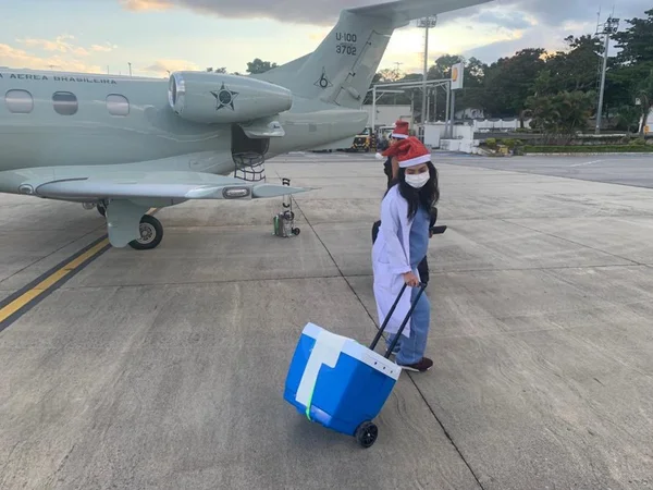 Com gorros de Papai Noel, FAB leva coração para transplante no DF
