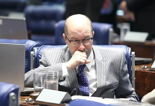 Demóstenes Torres dá prazo até fevereiro para Senado lhe reaver o mandato