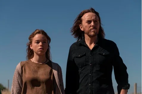 Lucky Flynn (Tim Minchin) e Meg (Milly Alcock) em Upright