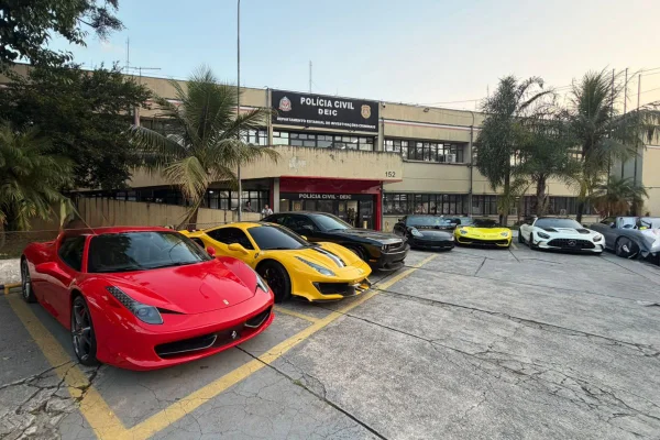 Foto colorida de carros de luxo no pátio do Departamento de Investigações Criminais (Deic), em São Paulo, após serem apreendidos durante operação para apurar golpe a uma empresa de importação de produtos.