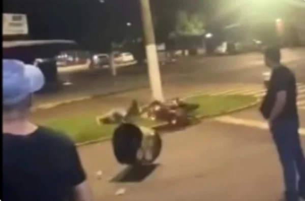 Imagem colorida de moto caída ao chão - Metrópoles