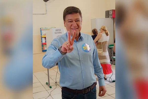 Carlos Viana vota em BH e critica adversários: “Campanha muito baixa”