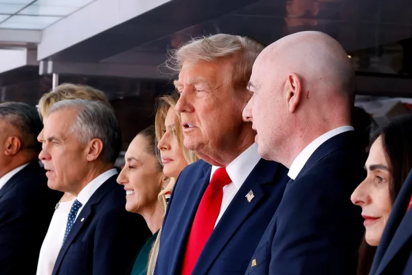 Foto colorida mostra Trump e Infantino na final da Copa de 2026 - Metrópoles