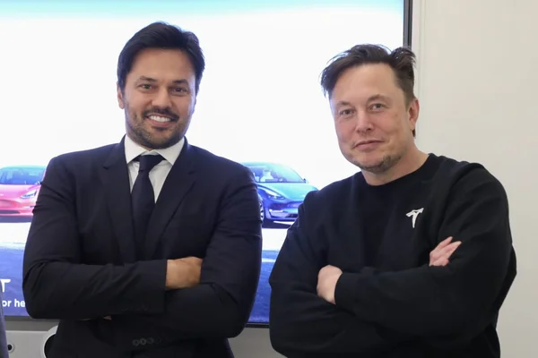 Fábio Faria reúne-se com Elon Musk para discutir internet via satélite
