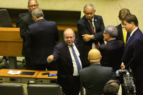 Impedido de tomar assento, deputado ameaça prender segurança na Câmara