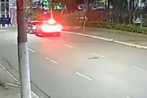 Imagem colorida de batida de carro. Metrópoles