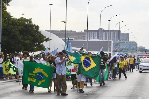Apoiadores do Bolsonaro fazem manifestação no Congresso Nacional