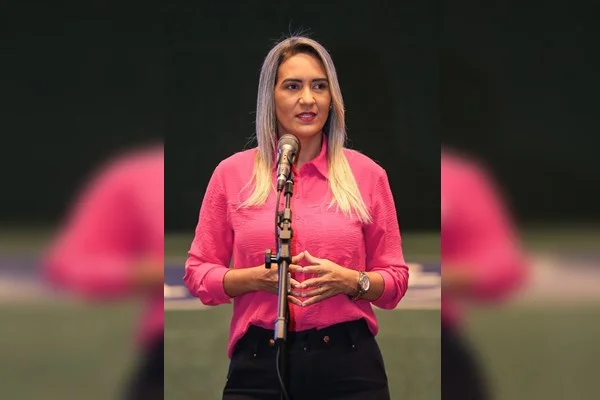 Deputada distrital Jaqueline Silva discursando no plenário da Câmara Legislativa do DF. Ela usa blusa rosa e fala diante de microfone - Metrópoles