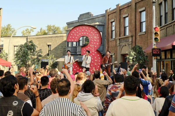 Camp Rock 3 chegou ao streaming nessa sexta-feira (14/8), mais de 15 anos após o lançamento do filme original. Fãs criticaram a sequência - Metrópoles