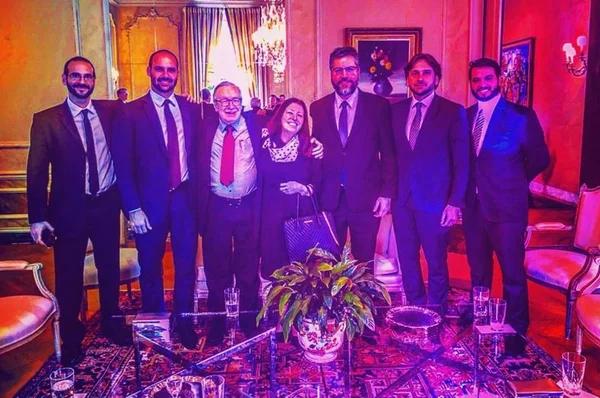 Viagem de Eduardo Bolsonaro aos EUA tem paella e escapada pela cozinha