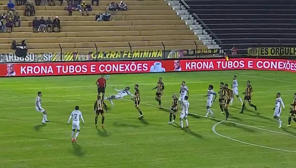 Vídeo: jogador do Botafogo-SP faz golaço de bicicleta a la Ibrahimovic
