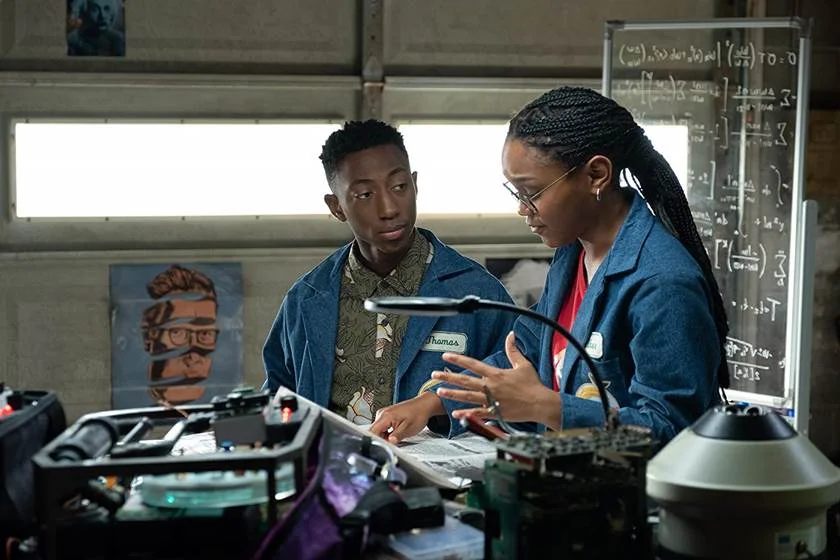 <b>Empoderamento negro</b>. Há questões de representatividade cinematográfica que vão muito além da superfície de um filme. No caso de A Gente Se Vê Ontem, a trama valoriza e celebra a identidade negra do começo ao fim. Ao mesmo tempo, encontra nos adolescentes geniais falhas absolutamente humanas e universais, sem carregar nas tintas para o mal ou para o bem. Isso vem muito dos bastidores, claro: o longa foi dirigido (Stefon Bristol) e escrito (Fredrica Bailey) por cineastas negros. <b>Empoderamento negro</b>. Há questões de representatividade cinematográfica que vão muito além da superfície de um filme. No caso de A Gente Se Vê Ontem, a trama valoriza e celebra a identidade negra do começo ao fim. Ao mesmo tempo, encontra nos adolescentes geniais falhas absolutamente humanas e universais, sem carregar nas tintas para o mal ou para o bem. Isso vem muito dos bastidores, claro: o longa foi dirigido (Stefon Bristol) e escrito (Fredrica Bailey) por cineastas negros.
