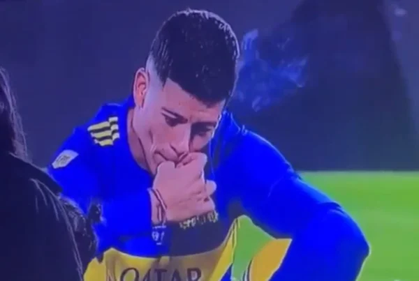 Jogador fumando em campo