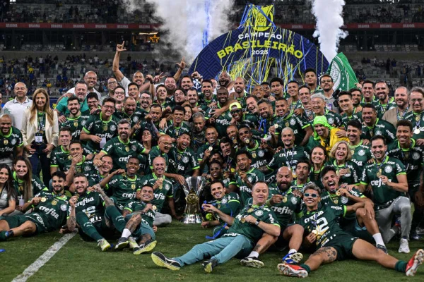 Palmeiras vai de temporada abaixo da média à 12ª taça do Brasileirão