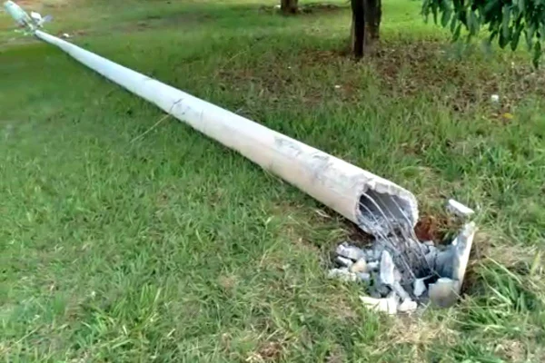 Vídeo: homem derruba poste com marreta para furtar cabos de cobre