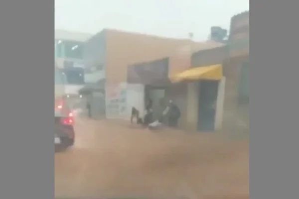 Mulher é arrastada pela enxurrada em Valparaíso de Goiás