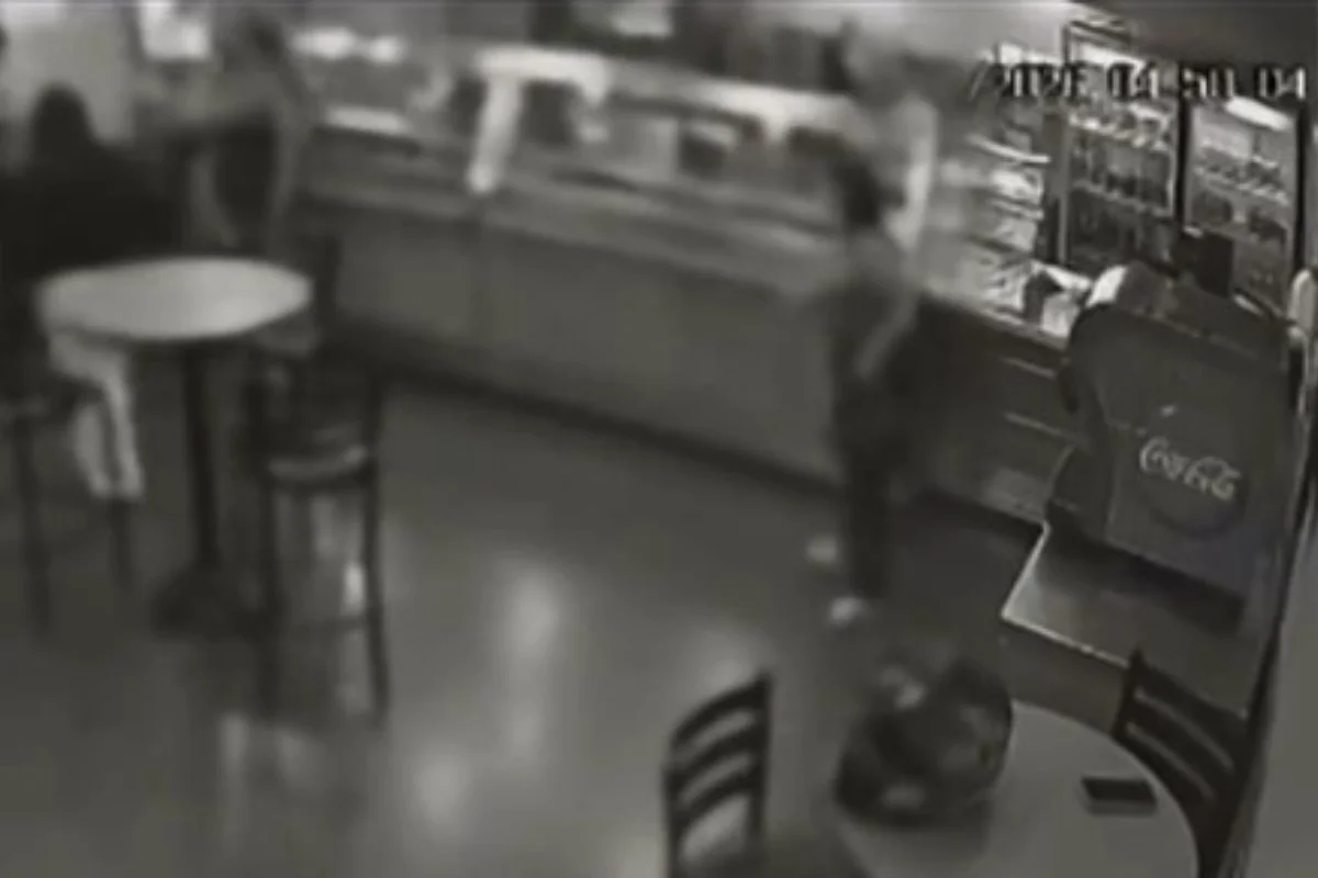 Imagem da briga dentro do fast-food Imagem da briga dentro do fast-food