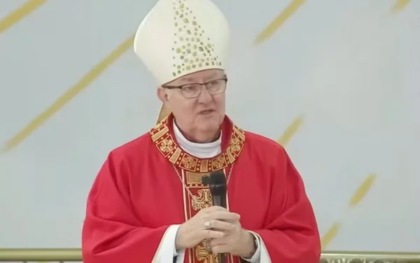 imagem colorida bispo critica casamentos realizados fora da igreja