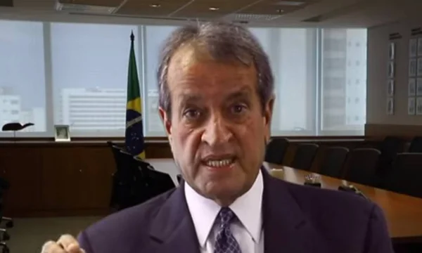 Captura de vídeo. Valdemar aparece no centro da imagem vestindo um paletó. Ele está falando no momento da captura