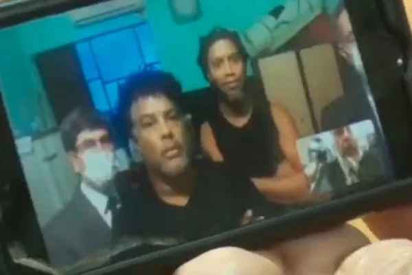 Ronaldinho sorri em videochamada