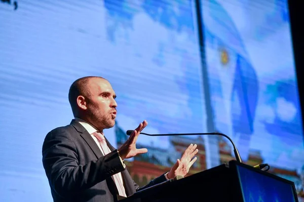 Pressionado por Kirchner, ministro da Economia renuncia na Argentina