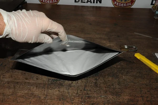 PF apreende cocaína dentro de catálogos de moda