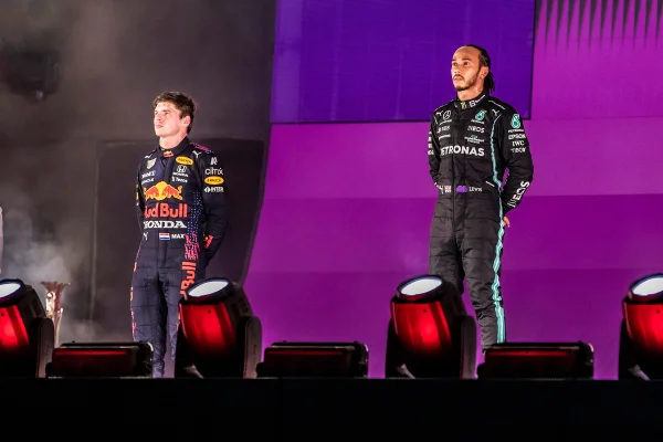 Entre tretas e tensões, Hamilton e Verstappen decidem F1 neste domingo