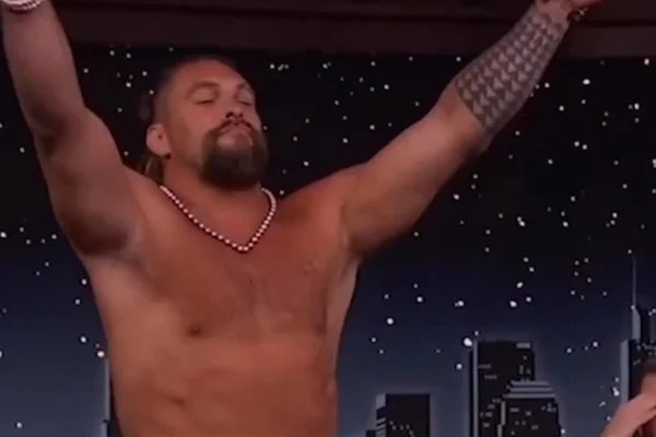 Jason Momoa faz strip-tease durante programa - Metrópoles