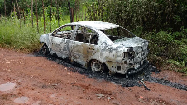 Corpo carbonizado é encontrado em porta-malas de carro em Samambaia. Veja vídeos