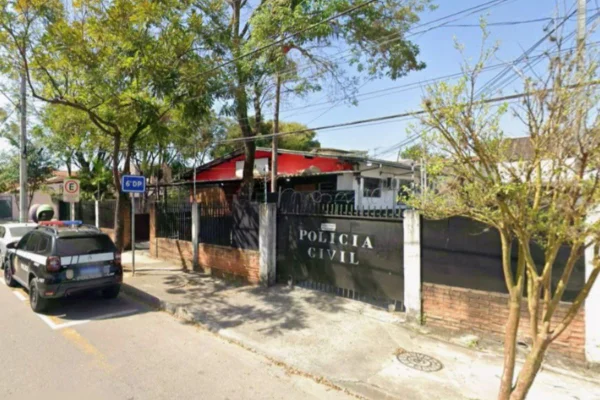 Foto colorida de fachada do 6° Distrito Policial (DP) de São José dos Campos, interior de São Paulo.