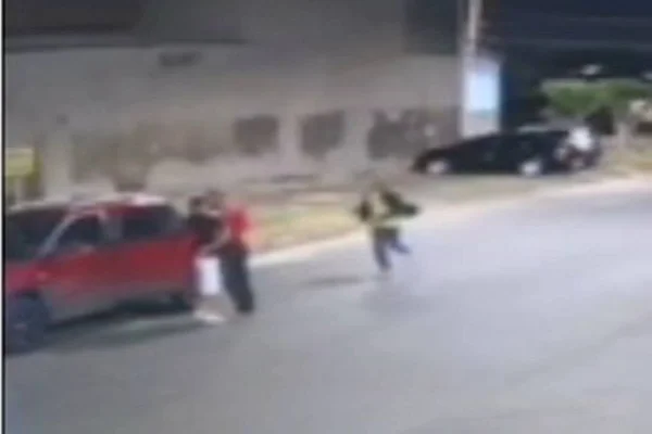 Criminosos abandonam carro em mata após render homem em assalto