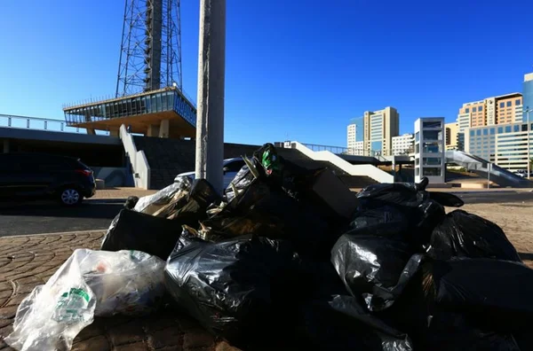 Grandes produtores de lixo começam a pagar por coleta no DF