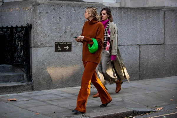 Look marrom no street style de Londres