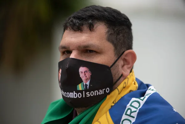 filha Blogueiro bolsonarista Oswaldo Eustáquio usa mascara do presidente Bolsonaro - Metrópoles