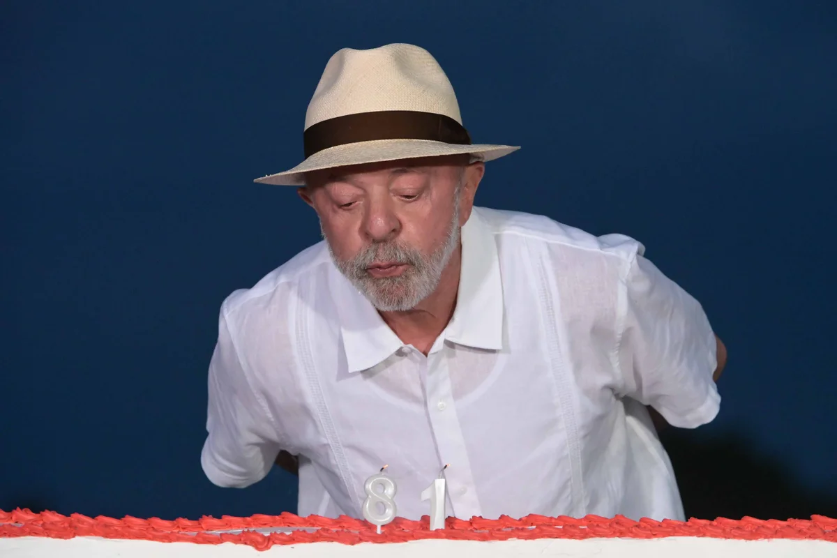 O presidente Luiz Inácio Lula da Silva apaga as velas do bolo e se emociona durante a comemoração de seu aniversário de 81 anos, no Palácio da Alvorada O presidente Luiz Inácio Lula da Silva apaga as velas do bolo e se emociona durante a comemoração de seu aniversário de 81 anos, no Palácio da Alvorada