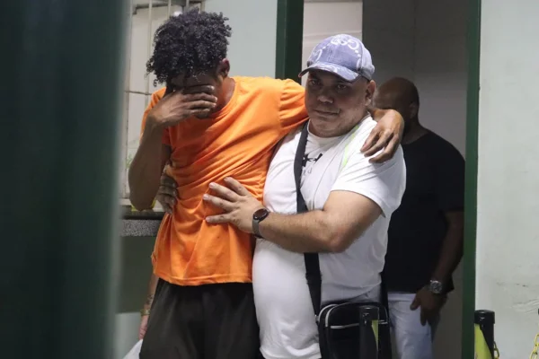 Leandro, de laranja, filho de vítima da queda de teto de igreja no Recife