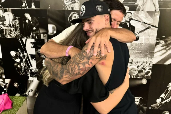 Foto colorida de Thomaz Costa e sua família - Metrópoles