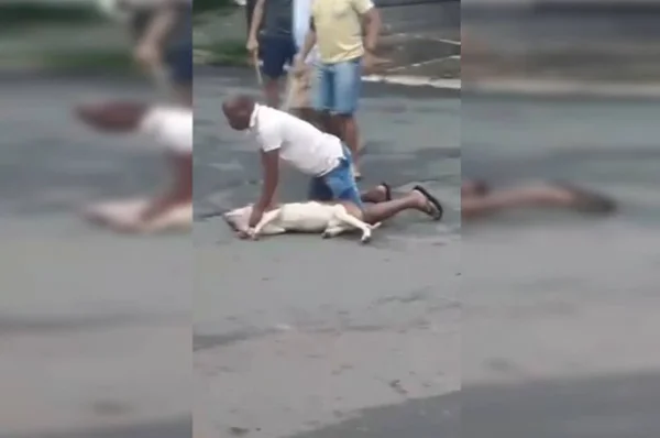 homem montando em cachorro
