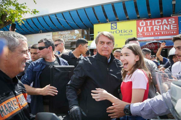 presidente jair bolsonaro passeia de moto e tira foto com apoiadores domingo brasilia