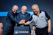 Presidente Lula ao lado de empresários chineses durante inauguração da fábrica da montadora chinesa GWM, em Iracemápolis, no interior de São Paulo