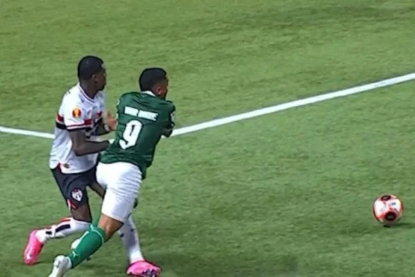 Foto colorida do pênalti marcado de Arboleda em Vitor Roque em Palmeiras x São Paulo que reclmaou com a federação - Metrópoles