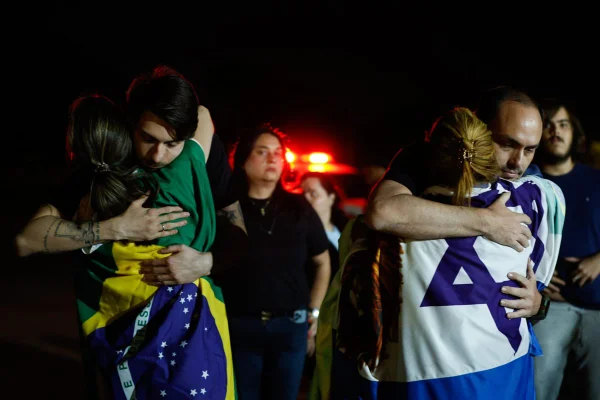 imagem colorida de jair renan e carlos bolsonaro visitam o pai em brasília