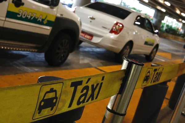 Caô do táxi pré-pago no Aeroporto de Brasília dói no bolso de turistas