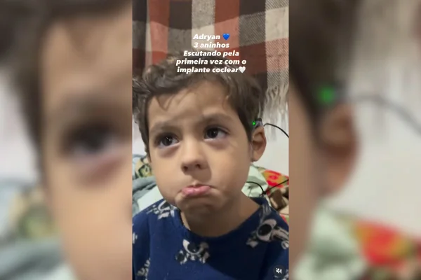 Regianne Karlla, de São Paulo, mostrou seu filho, Adryan, de 3 anos, escutando pela primeira vez na vida após a cirurgia de implante coclear - Metrópoles