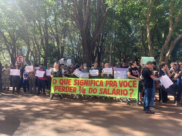 Funcionários da UnB protestam na porta do MEC