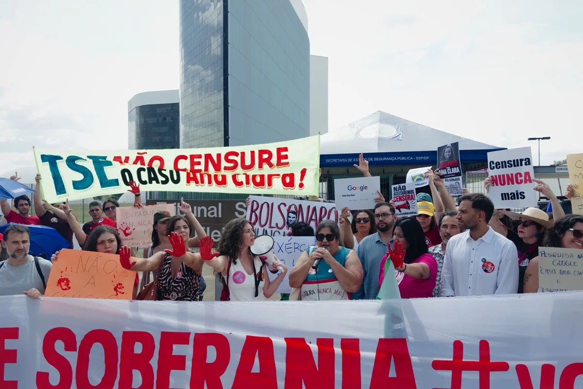 Caso Ana Clara: ato no TSE critica decisão de Mendonça contra post de Lula - imagem 1 Caso Ana Clara: ato no TSE critica decisão de Mendonça contra post de Lula - imagem 1