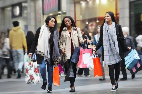 Na imagem com cor, foto de pessoas da geração Z comprando - metrópoles